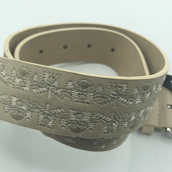 Steve Madden Women’s Belt Color: SAND Medium - Picture 2 of 7